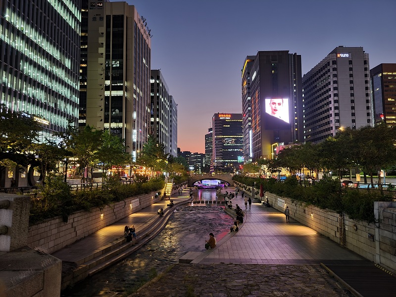 Suối Cheonggyecheon thu hút du khách, trở thành địa điểm du lịch nổi tiếng ở Hàn Quốc.