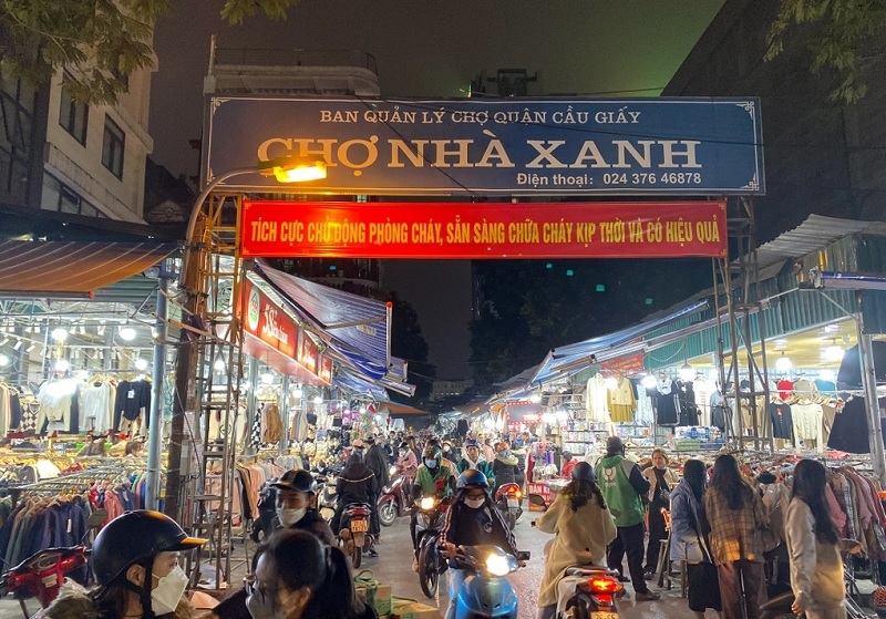 Chợ Nhà Xanh bán đa dạng mặt hàng.