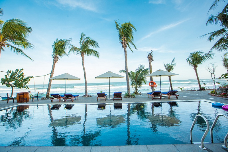 Thư giãn tại hồ bơi ngoài trời Palm Beach Hotel Phú Yên